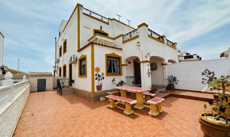 Sale - House -
Orihuela* - Entre Naranjos Vistabella