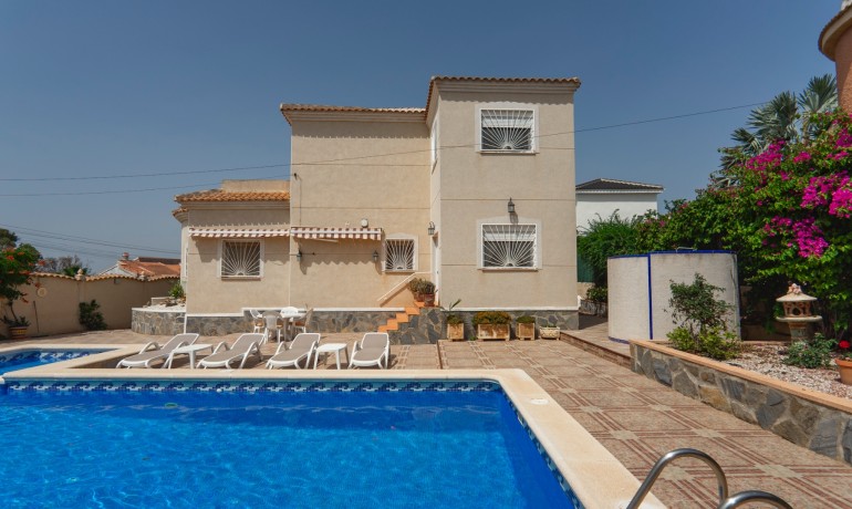 Sale - Villa -
Ciudad Quesada - Campo De Golf La Marquesa