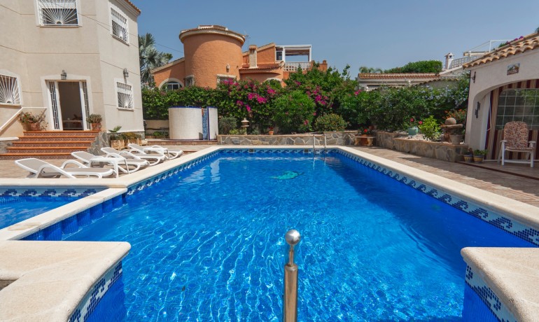 Sale - Villa -
Ciudad Quesada - Campo De Golf La Marquesa
