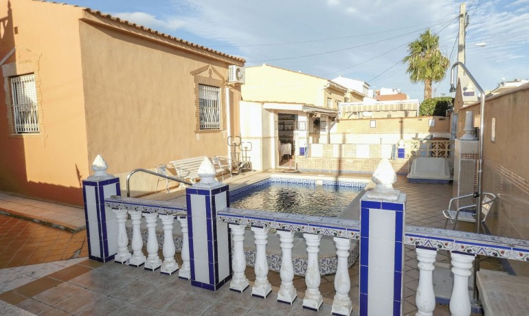 Sale - Villa -
Torrevieja