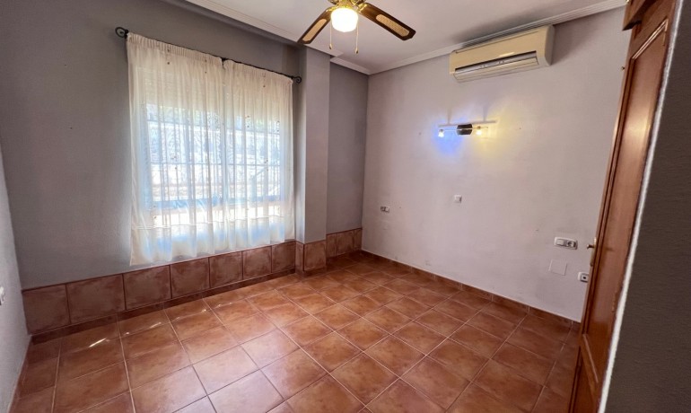 Sale - Villa -
Jacarilla