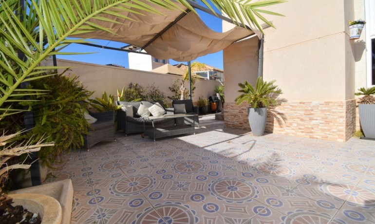 Sale - Villa -
Orihuela - La Zenia