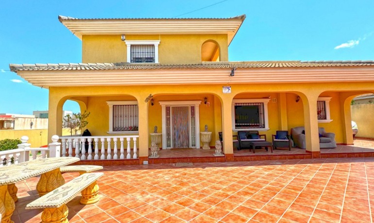 Sale - Villa -
Torrevieja - Los Balcones - Los Altos del Edén