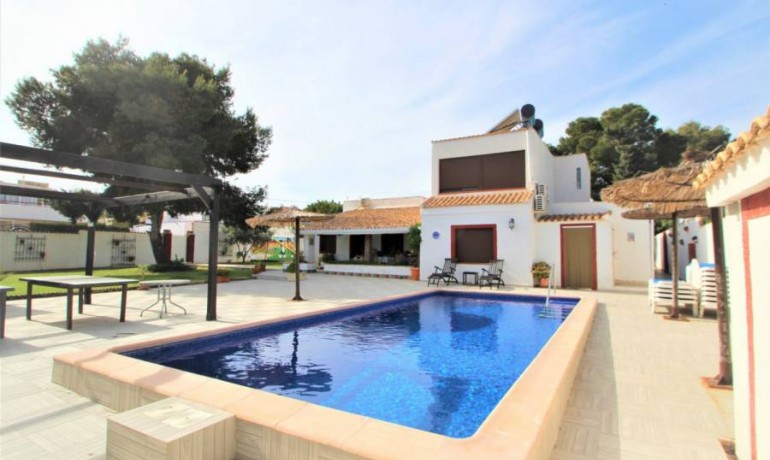 Herverkoop - Villa -
Lomas de Cabo Roig