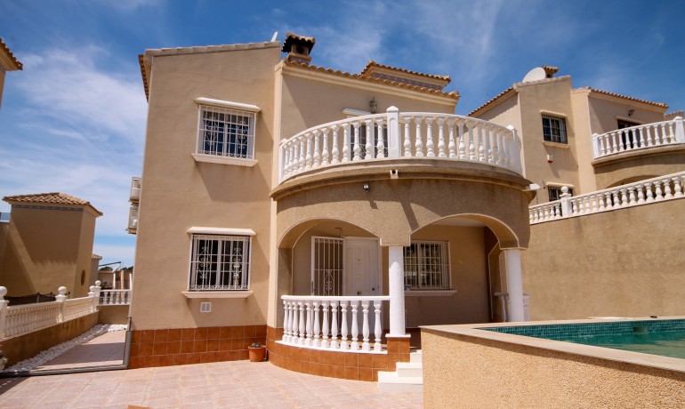 Herverkoop - Villa -
Orihuela Costa* - Villamartin*