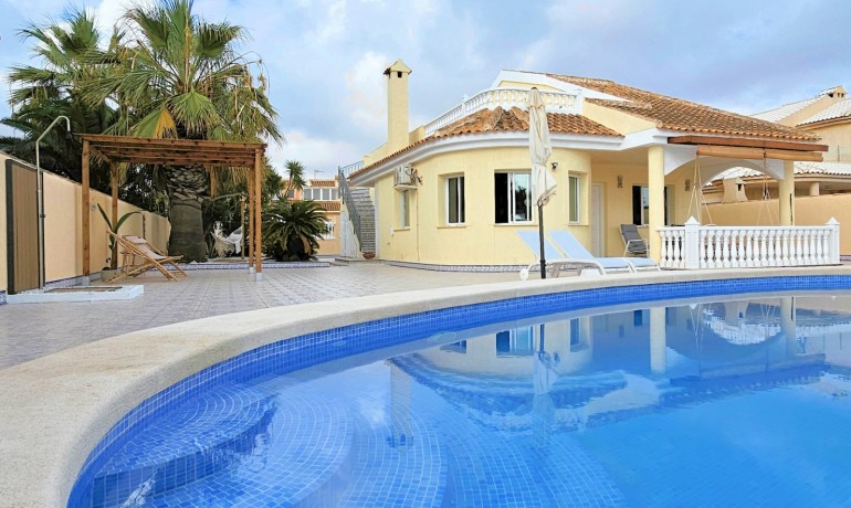 Sale - Villa -
Torrevieja