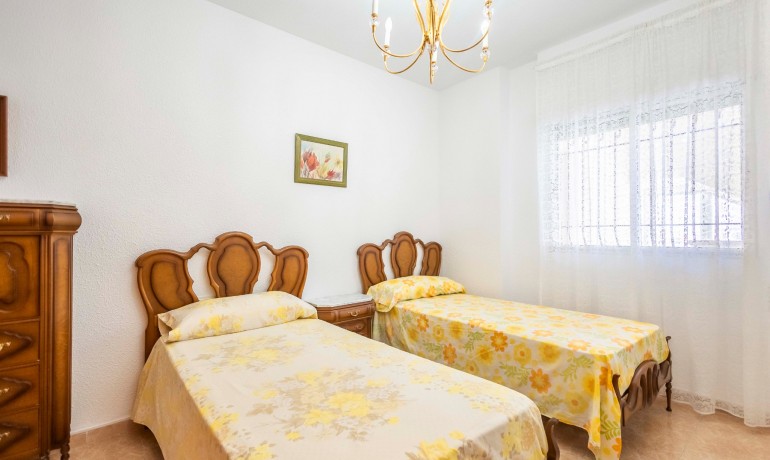 Sale - Apartment / Flat -
Guardamar Playa