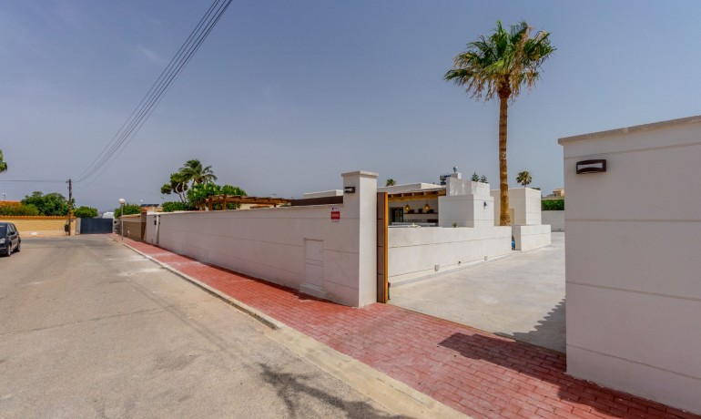 Sale - Villa -
Torrevieja - Torreta Florida