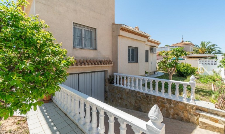 Sale - Villa -
Orihuela Costa - Playa Flamenca