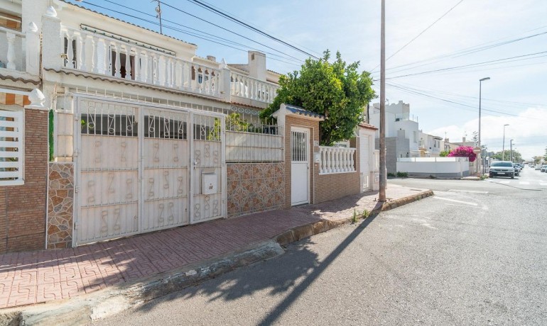 Sale - Townhouse -
Torrevieja - Los Frutales