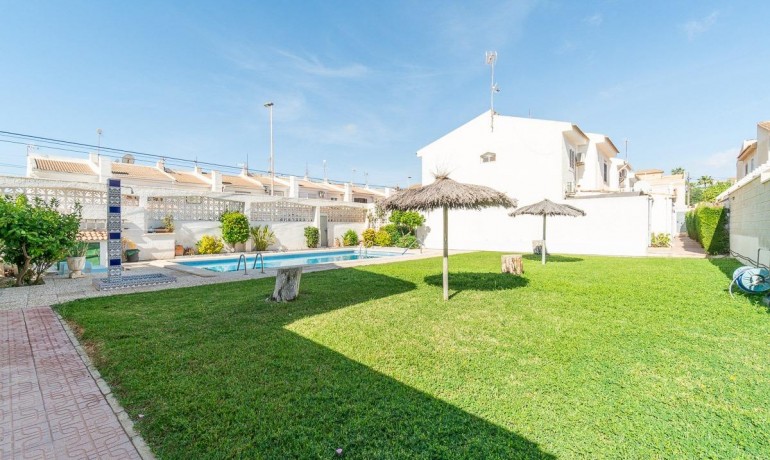 Sale - Townhouse -
Torrevieja - Los Frutales