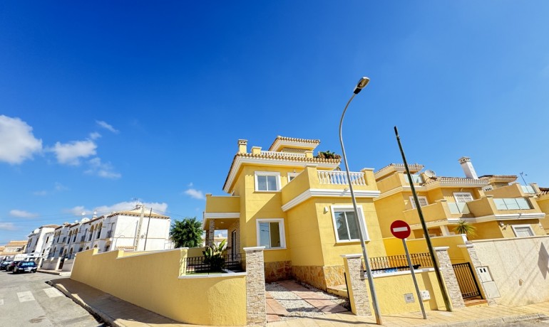 Herverkoop - Villa -
Orihuela Costa* - Villamartin*